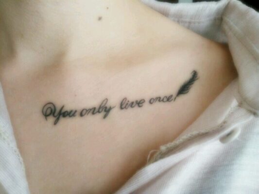 mẫu tattoo câu châm ngôn sống cho chị khách