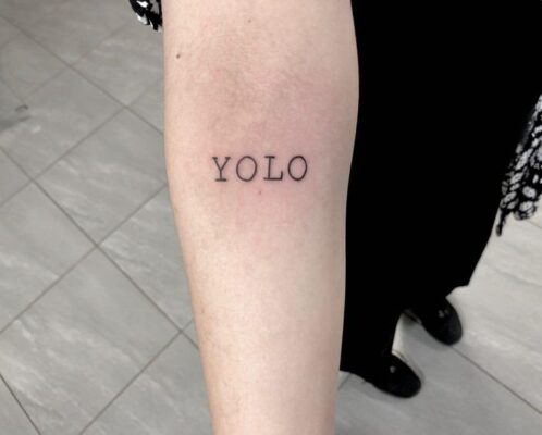 mẫu tattoo chữ YOLO cực ý nghĩa
