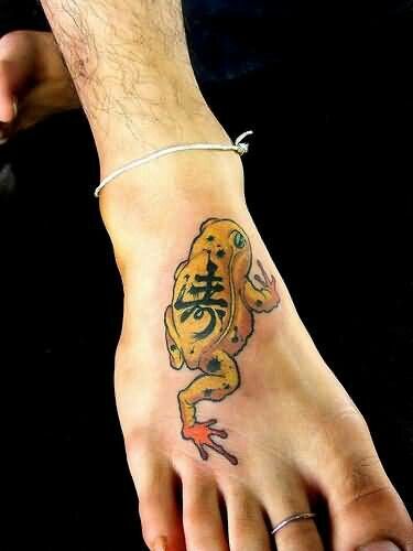 tattoo mini cóc vàng ở bàn chân