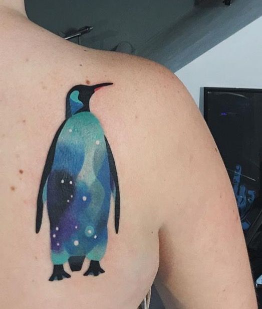 Mẫu hình xăm chim cánh cụt sau gáy mẫu tattoo chim cánh cục sau vai