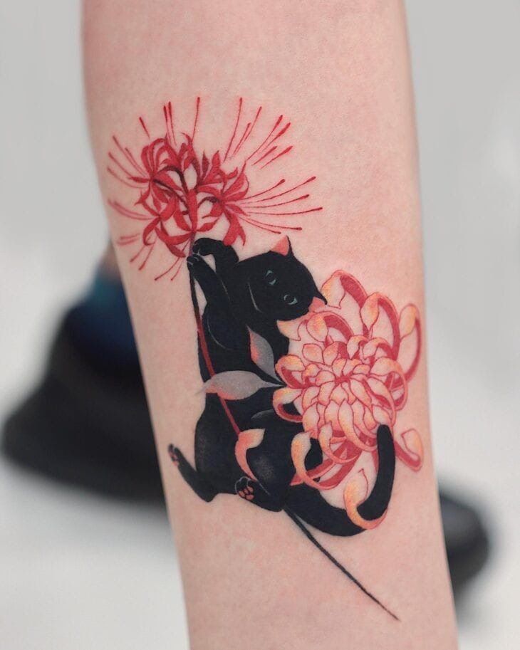 hình xăm mèo đen và nhện hoa huệ tattoo mèo đen và hoa bỉ ngạn