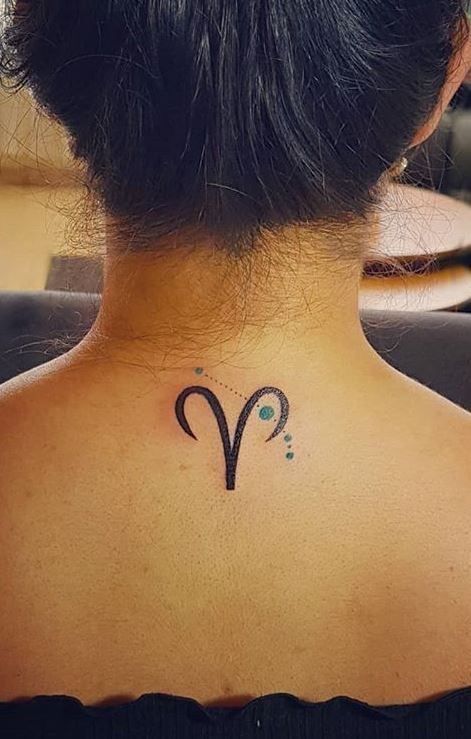 Hình xăm cung Bạch Dương được kết hợp với chòm sao trên cổ khách hàng hình xăm biểu tượng bạch dương kết hợp chòm sao ở gáy chị khách