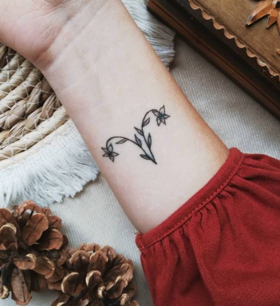 Hình xăm cách điệu biểu tượng bạch dương và hoa trên cổ tay hình xăm cách điệu của biểu tượng bạch dương và hoa ở cổ tay