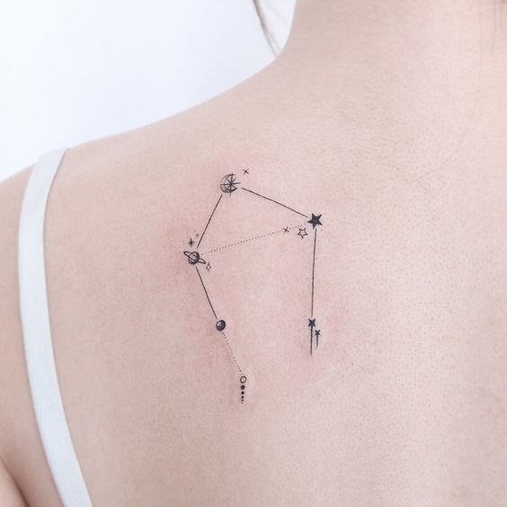 Khách hàng có hình xăm chòm sao Thiên Bình trên bả vai hình xăm chòm sao thiên bình của chị khách ở bả vai