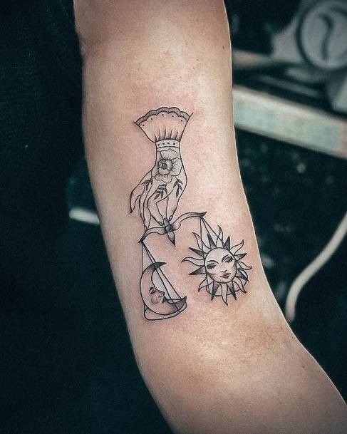 Hình xăm bàn tay và vảy cách điệu hình xăm cách điệu bàn tay và chiếc cân