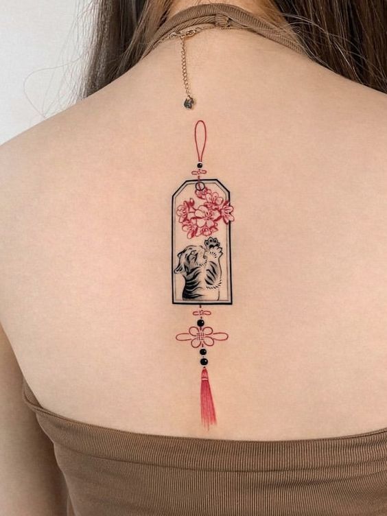 Sau gáy có một chiếc bùa hổ rất đẹp lá bùa hộ mệnh con hổ sau gáy cực đẹp
