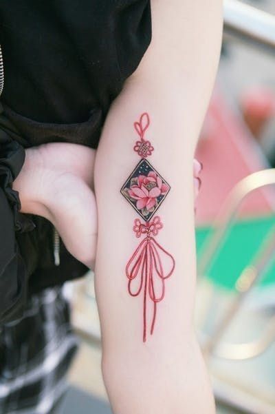 thiết kế hình xăm bùa hộ mệnh trên bắp tay mẫu xăm lá bùa hộ mệnh ở bắp tay