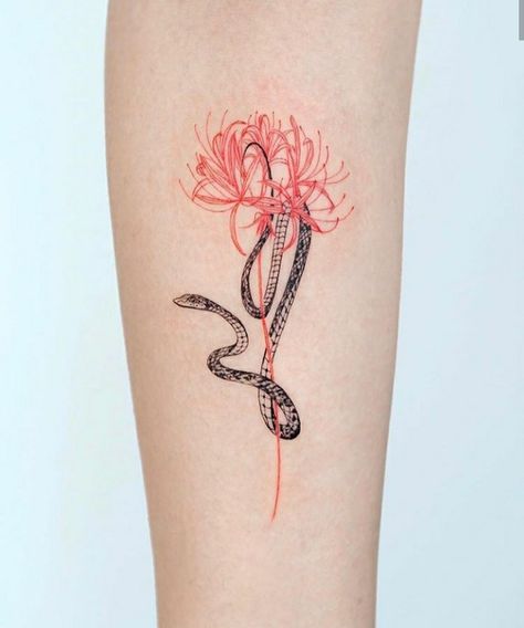 tattoo mini hoa bỉ ngạn xinh kèm con rắn