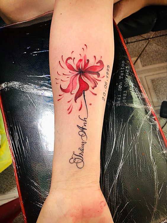 tattoo bỉ ngạn mini kèm tên và ngày tháng năm sinh ở tay