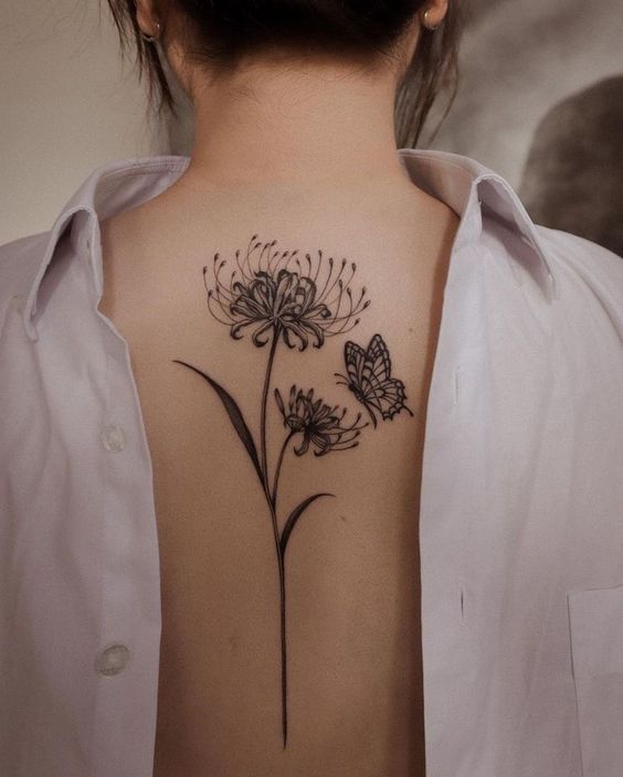 tattoo hoa bỉ ngạn mini ở sau lưng cực đẹp