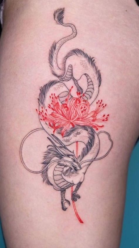 tattoo hoa bỉ ngạn mini và rồng ở đùi