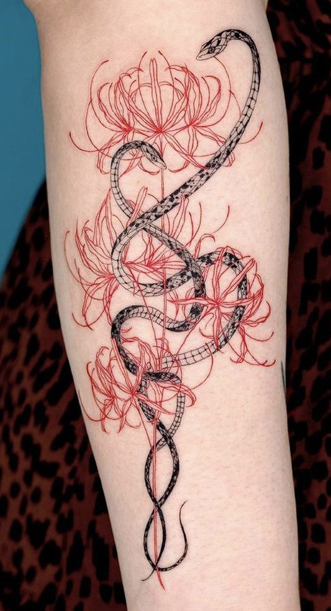 tattoo mini hoa bỉ ngạn đỏ dành cho người tuổi tỵ