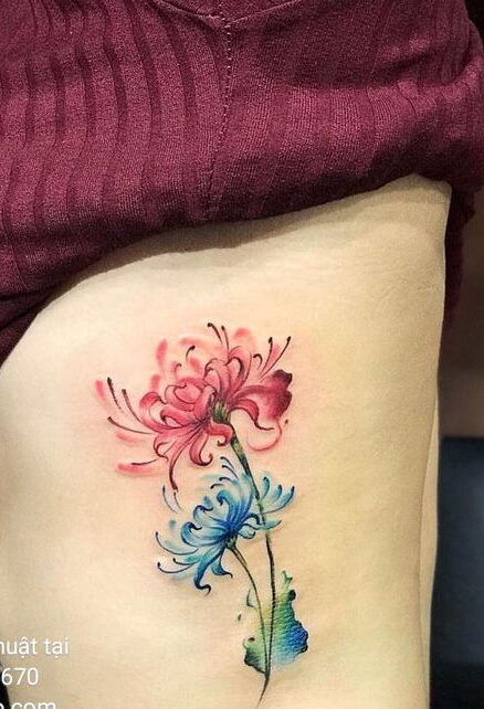 tattoo mini hoa bỉ ngạn đỏ và xanh ở mạn sườn