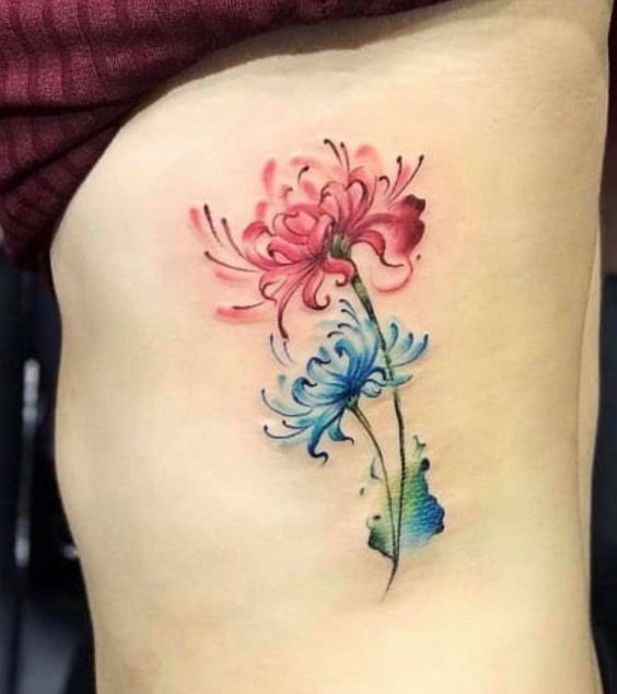 tattoo mini hoa bỉ ngạn ở mạn sườn