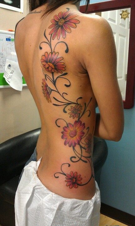 Một hình xăm hoa cúc dọc lưng Tattoo hoa cúc dọc lưng
