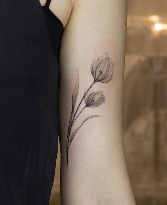 tattoo cành tulip kiểu đen trắng