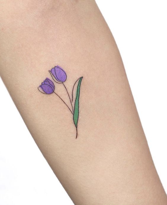 mẫu tattoo hoa tulip trên cẳng tay nữ