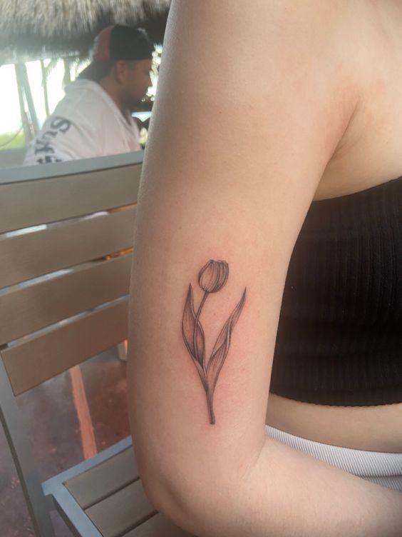 mẫu tattoo hoa tulip đen trắng