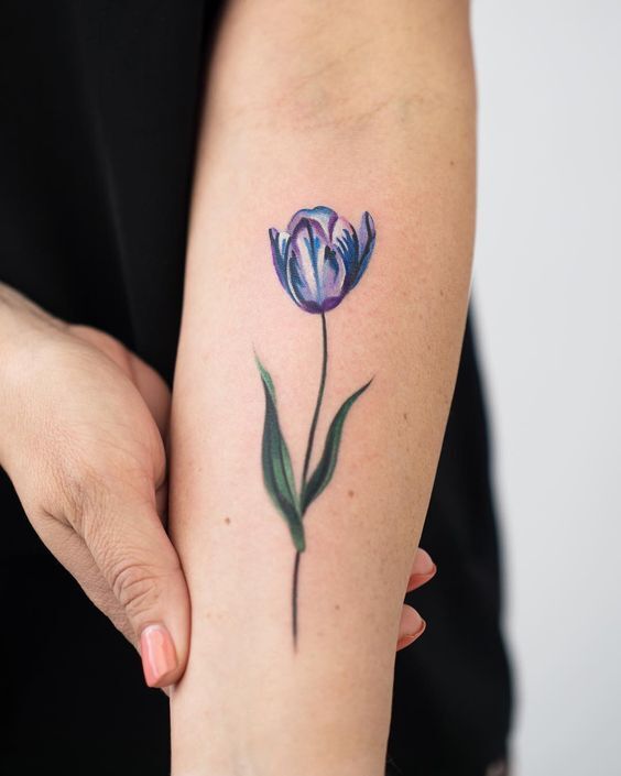 mẫu tattoo hoa tulip ở cẳng tay