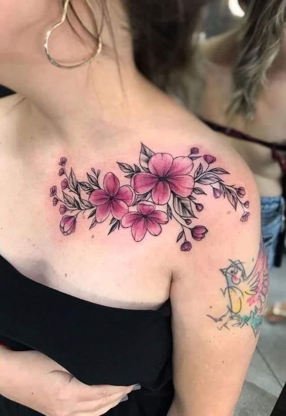 hình xăm hoa và lá trước ngực nữ