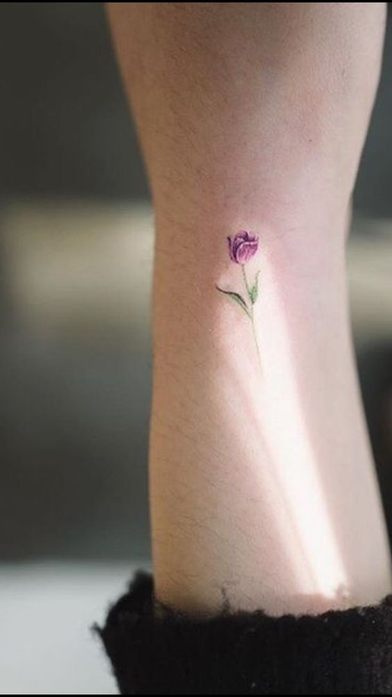 hình xăm hoa và lá nhỏ xinh trên cổ tay