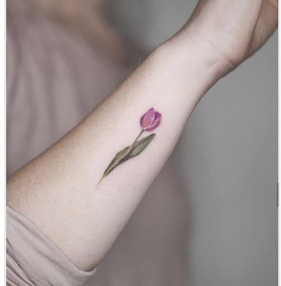 mẫu xăm hình hoa tulip trên cẳng tay