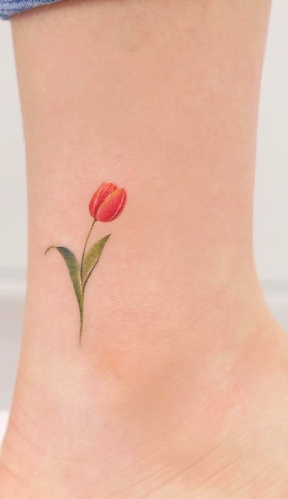 hình tattoo hoa tulip mini ở cổ chân
