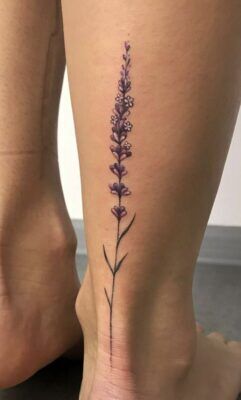 hình xăm lavender ở bắp chân