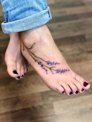hình xăm hoa lavender ở bàn chân