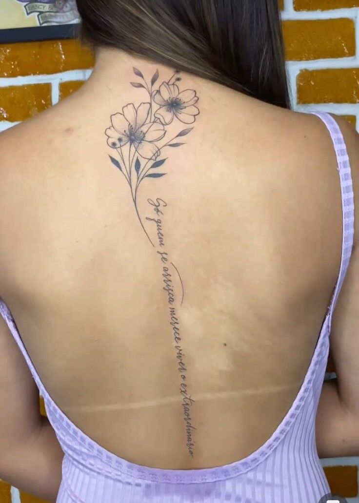 Hình xăm hoa và chữ ở lưng Hình xăm hoa và chữ sau lưng