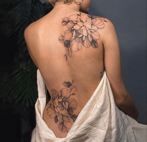 Hình xăm bông hoa gợi cảm ở lưng Tattoo hoa sau lưng sexy