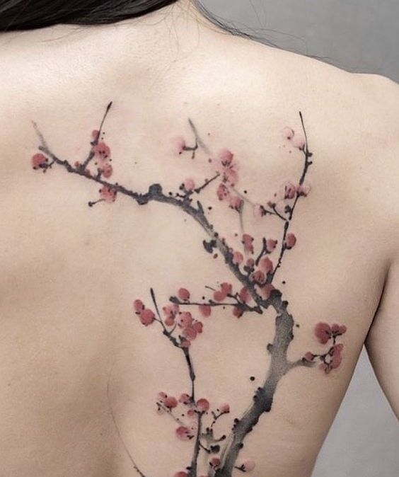 Hình xăm bông hoa sắc nét ở lưng Tattoo hoa sau lưng sắc nét