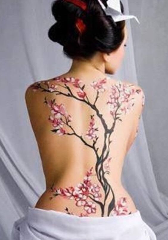 Hình xăm hoa sau lưng độc đáo quá Tattoo hoa sau lưng quá độc đáo
