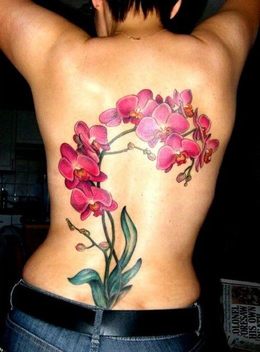 Hình xăm bông hoa đỏ tươi ở lưng Tattoo hoa sau lưng đỏ chói lóa
