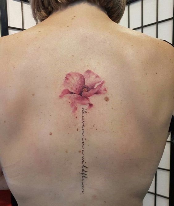Thiết kế hình xăm hoa phong cách tối giản ở mặt sau Mẫu hình xăm hoa sau lưng phong cách tối giản