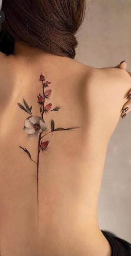 Mẫu hình xăm hoa nhẹ sau lưng Mẫu hình xăm hoa sau lưng dịu dàng