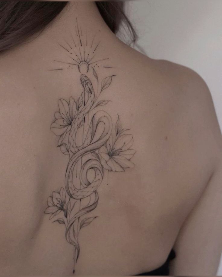 Hình xăm hoa và rắn ở lưng Tattoo hoa và rắn sau lưng