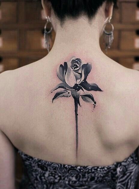 Hình xăm hoa đơn sắc nhẹ nhàng ở lưng Tattoo hoa sau lưng đơn sắc nhẹ nhàng