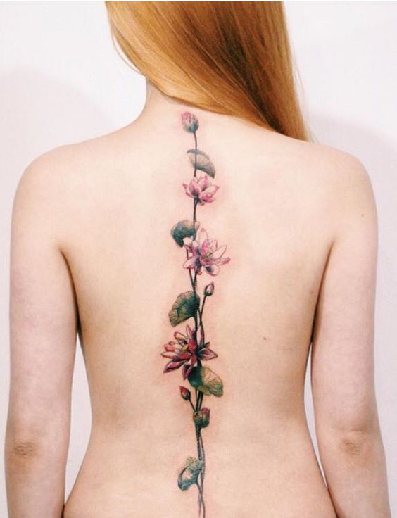 Hình xăm bông hoa nhẹ ở lưng Tattoo hoa sau lưng dịu dàng