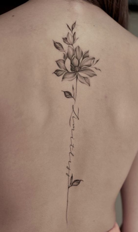 Hình xăm hoa đơn sắc ở lưng Tattoo hoa sau lưng đơn sắc
