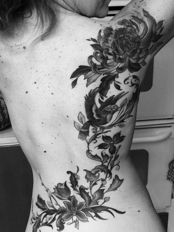 Hình xăm bông hoa hoài niệm ở lưng Hình xăm hoa sau lưng hoài niệm