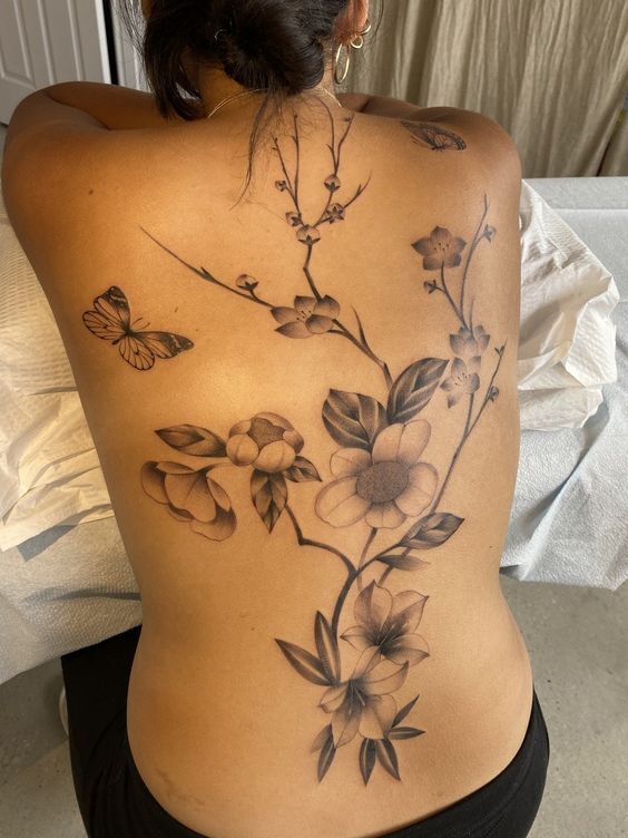 Hình xăm hoa và bướm ở lưng Hình xăm hoa lá và bướm sau lưng
