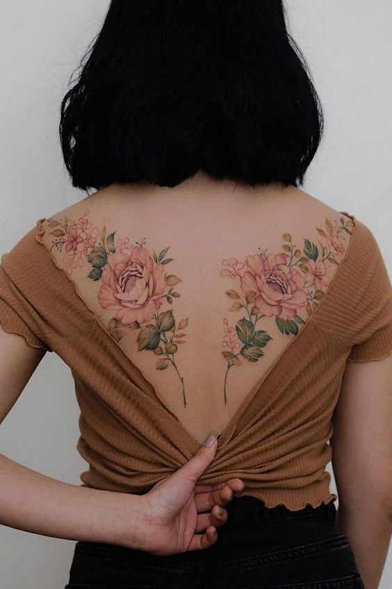 Hình xăm hoa sau lưng có tính đối xứng Hình xăm hoa sau lưng có tính đối xứng