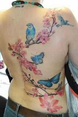 Hình xăm hoa sau lưng có hình chim và bướm Hình xăm hoa sau lưng cùng với chim và bướm