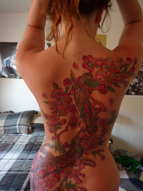 Hình xăm hoa kín lưng Hình xăm hoa kín lưng