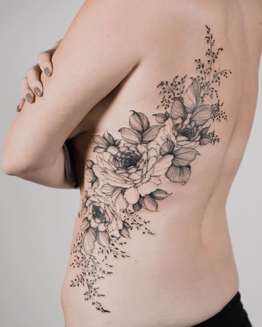 Hình xăm bông hoa gợi cảm ở lưng Hình xăm hoa sau lưng sexy