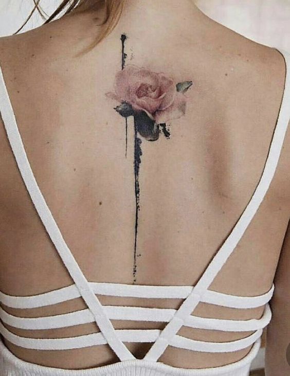 Hình xăm bông hoa buồn ở lưng Hình xăm hoa sau lưng đượm buồn