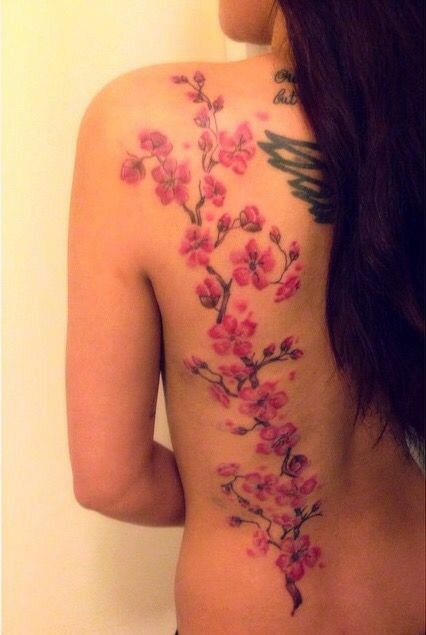 Hình xăm hoa ở một bên lưng Hình xăm hoa ở một bên lưng