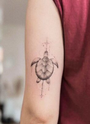 đơn giản với mẫu tattoo rùa trên bắp tay