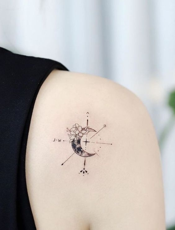 Hình xăm la bàn mini kết hợp vầng trăng ngọt ngào hình xăm la bàn mini kết hợp mặt trăng ngọt ngào